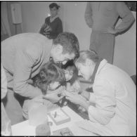 Maison Carrée. Une infirmière vaccine au BCG une enfant.