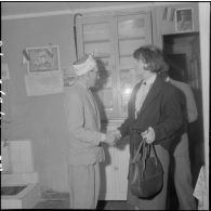 Alger. Une représentante de la caisse d'équipement saluant un ancien combattant.