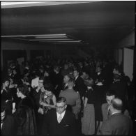 Gala à l'opéra d'Alger, au profit du mouvement de solidarité féminine. L'assistance à l'entracte.