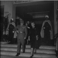 Gala à l'opéra d'Alger, au profit du mouvement de solidarité féminine. Sortie des personnalités militaires et civiles.