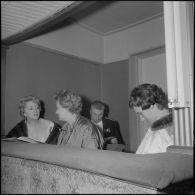 Gala à l'opéra d'Alger, au profit du mouvement de solidarité féminine. Les personnalités dans leurs loges.