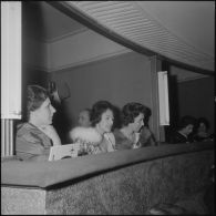 Gala à l'opéra d'Alger, au profit du mouvement de solidarité féminine. Les personnalités dans leurs loges.