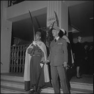 Gala à l'opéra d'Alger, au profit du mouvement de solidarité féminine. Garde d'honneur.