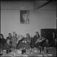 Alger. Service Auto au groupement de la gendarmerie. Fête de la Saint-Eloi. Remise de bouquets.