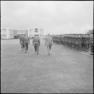 Air de France. Prise d'armes à l'Ecole Militaire Annexe des Transmissions d'Afrique du Nord (EMAT AFN). Arrivée du général Vendeuil.