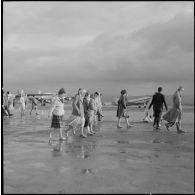 Maison Blanche. Les stagiaires des équipes médico-sociales itinérantes (EMSI) à l'aérodrome.