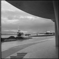 Maison Blanche. L'avion caravelle des stagiaires membres des équipes médico-sociales itinérantes (EMSI) à l'aérodrome.