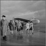 Maison Blanche. Les stagiaires des équipes médico-sociales itinérantes (EMSI) à l'aérodrome.