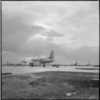 Maison Blanche. L'avion caravelle des stagiaires membres des équipes médico-sociales itinérantes (EMSI) à l'aérodrome.