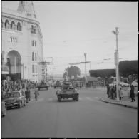 Alger. Manifestations du 10 décembre 1960. Des auto-mitrailleuses (AM) passent devant la grande poste.