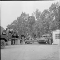 Rouïba. Etablissement régional du matériel (ERM). Nettoyage d'un véhicule.