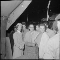 Inauguration de la deuxième foire itinérante du Sahara. Au stand militaire, présentation organisée par mademoiselle Bazin du 3ème Bureau/PH pendant la visite du maire.