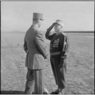 Barika. Prise de commandement au 7ème régiment de Tirailleurs (RT). Le colonel Chevallier vient de recevoir la croix de la Valeur Militaire avec palme.