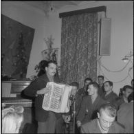 Alger. Infirmerie de garnison. Réveillon de noël 1960. Pendant le spectacle.
