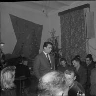 Alger. Infirmerie de garnison. Réveillon de noël 1960. Daniel Faure, compositeur de François Deguelt, pendant son tour de chant.