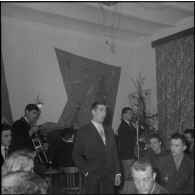 Alger. Infirmerie de garnison. Réveillon de noël 1960. Gérard Verchere, surnommé l'homme à la voix d'or par ses camarades, chante "les Gitans".
