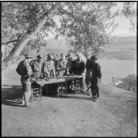 Beni Bahdel. Démontage d'une arme les yeux bandés.