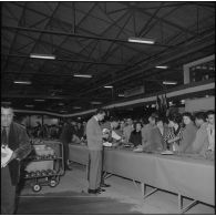 Maison Carrée. Etablissements régionaux du matériel (ERM) d'Alger. Pendant le vin d'honneur.