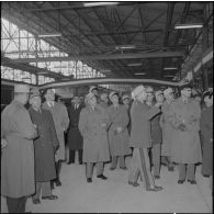 Maison Carrée. Etablissements régionaux du matériel (ERM) d'Alger. Le colonel Lallia fait visiter les installations.