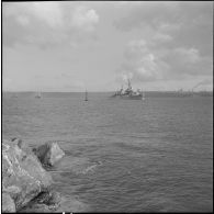 L'escorteur d'escadre "Chateaurenault" (D606) devant Oran.
