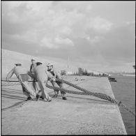 Mers el-Kébir. L'accostage du porte-avions "La Fayette" (R96).