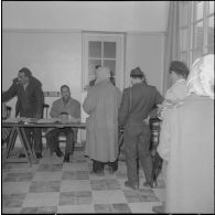 Cheragas. Bureau de vote. Référendum sur l'autodétermination. La file d'attente pour aller voter.