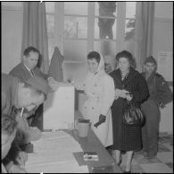 Cheragas. Bureau de vote. Référendum sur l'autodétermination. Un femme dépose son bulletin de vote dans l'urne.