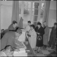 Cheragas. Bureau de vote. Référendum sur l'autodétermination. La file d'attente pour aller voter.