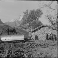 Secteur de Kerrata. 69e compagnie de génie (69e CG). Les sapeurs au travail sur une piste.