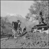 Secteur de Kerrata. 69e compagnie de génie (69e CG). Les sapeurs au travail sur une piste.