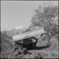 Secteur de Kerrata. 69e compagnie de génie (69e CG). Bulldozer en activité sur la piste.