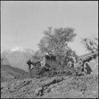 Secteur de Kerrata. 69e compagnie de génie (69e CG). Bulldozer en activité sur la piste.