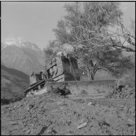 Secteur de Kerrata. 69e compagnie de génie (69e CG). Les sapeurs au travail sur une piste.