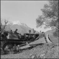Secteur de Kerrata. 69e compagnie de génie (69e CG). Bulldozer en activité sur la piste.