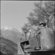 Secteur de Kerrata. 69e compagnie de génie (69e CG). Bulldozer en activité sur la piste.