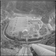 L'usine hydroélectrique de Darguinah et les conduites forcées.