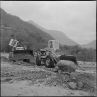 Inondations dans les gorges de Kerrata. Pelles mécaniques essayant de dégager la nationale n°9 au lieu-dit Bordj Mna.