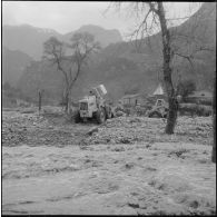 Inondations dans les gorges de Kerrata. Les pelles en action.