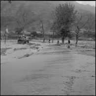 Inondations dans les gorges de Kerrata. Pelles mécaniques essayant de dégager la nationale n°9 au lieu-dit Bordj Mna.