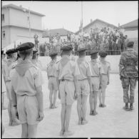 Visite du général Jacques Massu au CFJA de Maison-Carrée. [Description en cours]