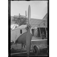 [Aérodrome Anglais (de Saint André au Bois). L'avion allemand vu de face.]