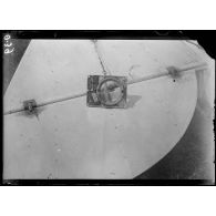 [Aérodrome Anglais (de Saint André au Bois). Gros plan d'une pièce à l'arrière de l'avion.]