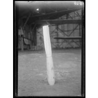[Aérodrome Anglais (de Saint André au Bois). Gros plan d'une bombe d'exercice.]