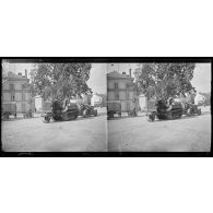 Epernay. Le 55ème d'artillerie américaine venant de Fismes et allant au repos. Caterpillar remorquant un 155 Filloux. [légende d'origine]