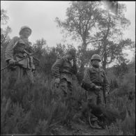 Gorges de Kerrata. Harka 318. Transmission avec le poste de commandement.