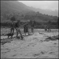 Gorges de Kerrata. Harka 318. La nationale n°9 pendant la crue de l'oued Agrioun.