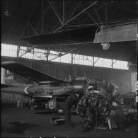 Le groupe Guyenne. Vérification d'un moteur de Douglas B 26 Invader.