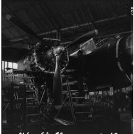 Le groupe Guyenne. Vérification, au bout de 100 heures de vol, d'un moteur de Douglas B 26 Invader.