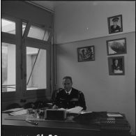 Portrait du général de brigade aérienne Calmel dans son bureau, commandant le groupe aérien tactique (Gatac) n°2.