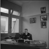 Portrait du général de brigade aérienne Calmel dans son bureau, commandant le groupe aérien tactique (Gatac) n°2.